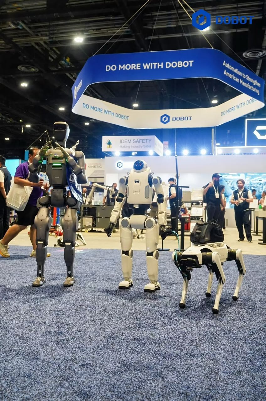 Stánok DOBOT na veľtrhu v USA: humanoidi ATOM a LUMO a štvornohý robot