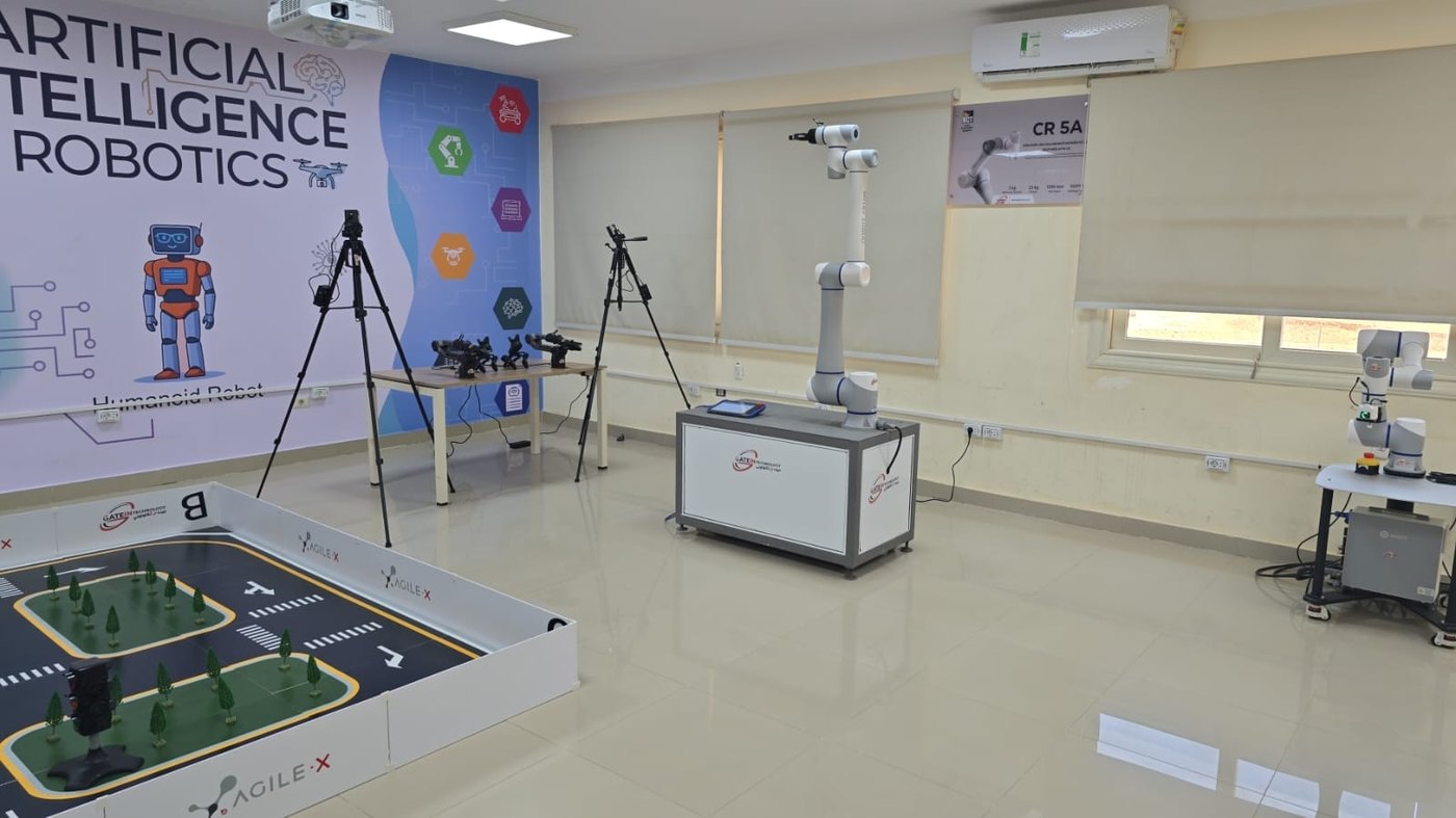 Učebňa AI a robotiky s ramenami DOBOT, New Cairo Technological University